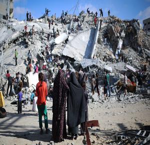 مواطنون يتفقدون الدمار بعد غارات جوية اسرائيلية استهدفت برج السوسي غرب مدينة غزة